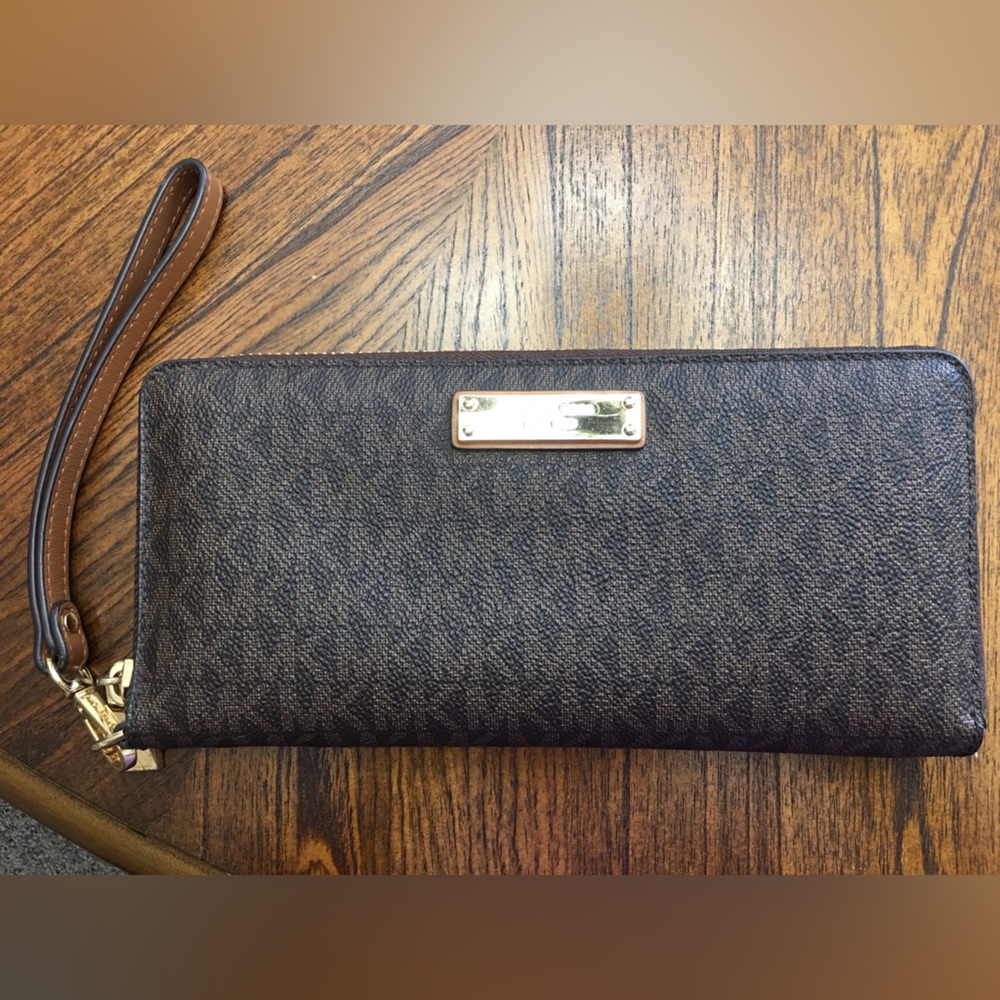 Michael Kors Large continental wallet.